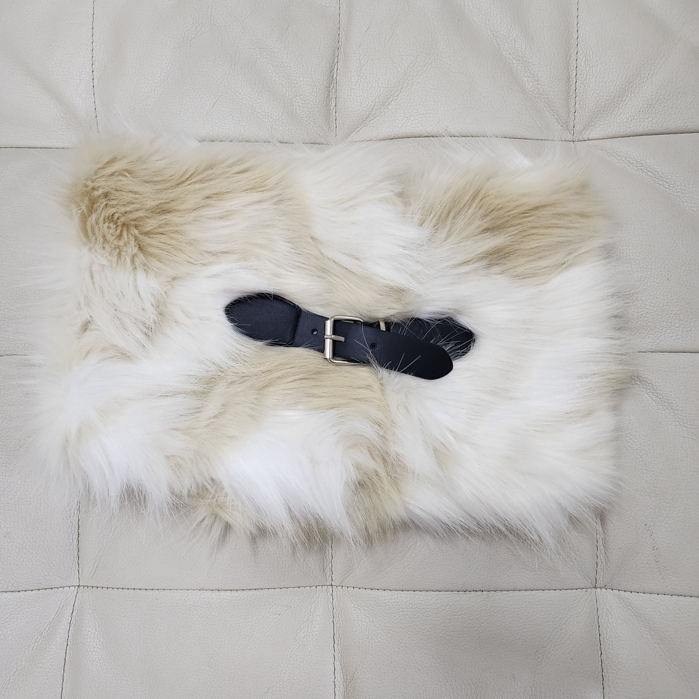 NWOT Nasty Gal Cream Faux Fur Scarf with Black Buckle - Picture 2 of 5